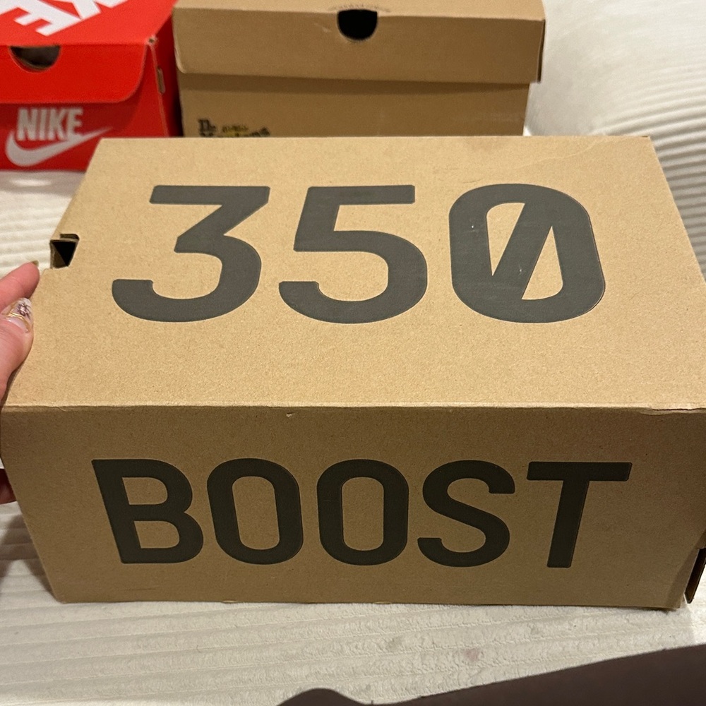 SUMMER SALE adidas Yeezy Boost 350 V2 in Black Red - Picture 6 of 6